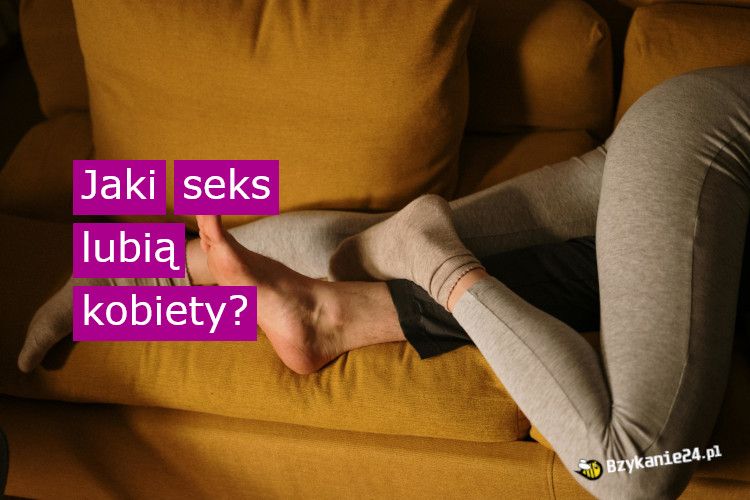 Para leżąca na kanapie w intymnej atmosferze, sugerująca pytanie o to, jaki seks lubią kobiety, skupiając się na bliskości i relacji.